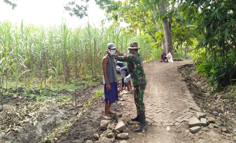 Satgas TMMD 110 Kodim Bojonegoro Himbau Warga Desa Jatimulyo Disiplin dan Patuhi Prokes