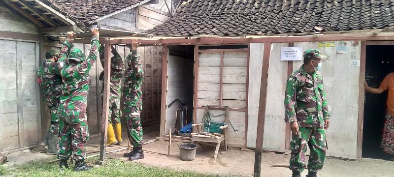 TMMD 110 Bojonegoro, TNI Bantu Bangun Teras Rumah Warga Jatimulyo