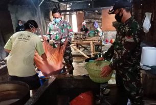 Anggota Satgas TMMD 110 Bojonegoro Bantu Pembuatan Tahu Warga Desa Jatimulyo