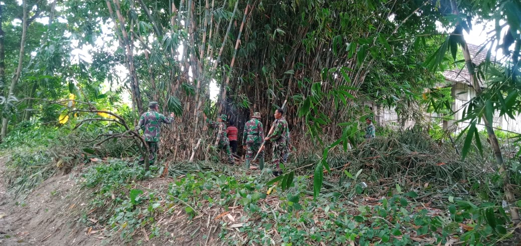 TNI Bojonegoro, Bersama Warga Potong Bambu Untuk Normalisasi Sungai Ngrancang
