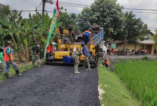 Satgas TMMD 110 Bojonegoro Genjot Pengaspalan Jalan Desa Ngrancang
