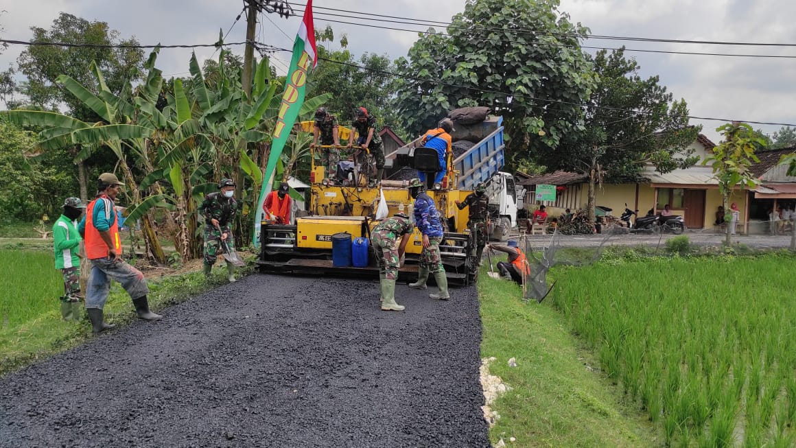 Satgas TMMD 110 Bojonegoro Genjot Pengaspalan Jalan Desa Ngrancang
