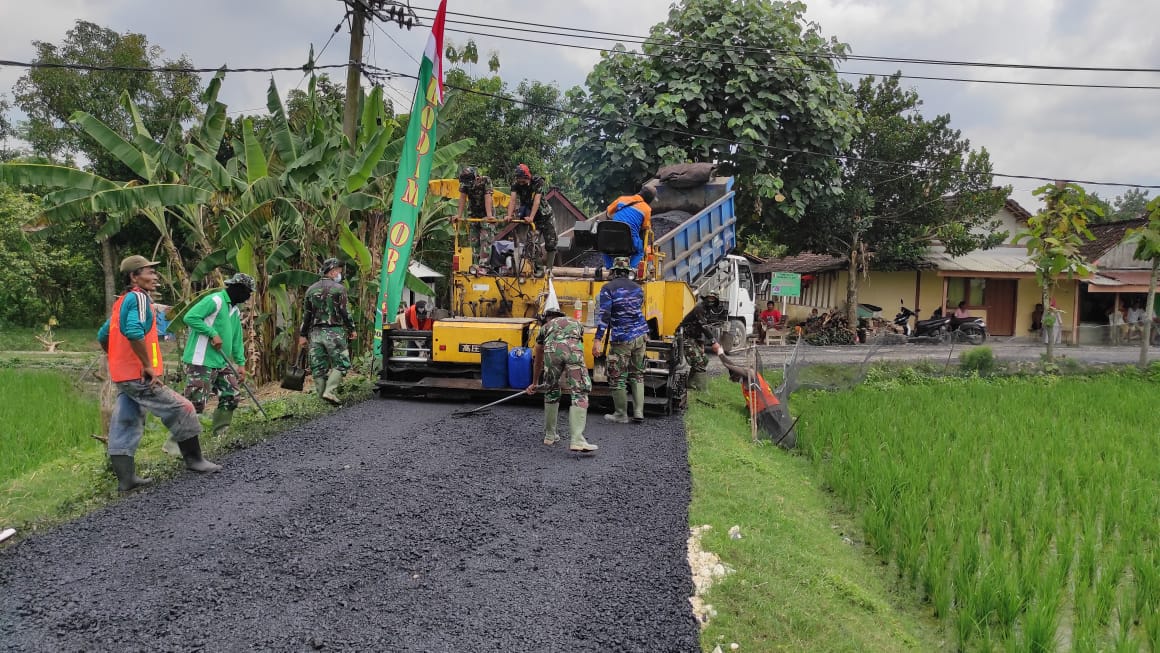Manunggal, Satgas TMMD Bojonegoro Dan Warga Jatimulyo Ratakan Pasir Untuk Pengaspalan Jalan