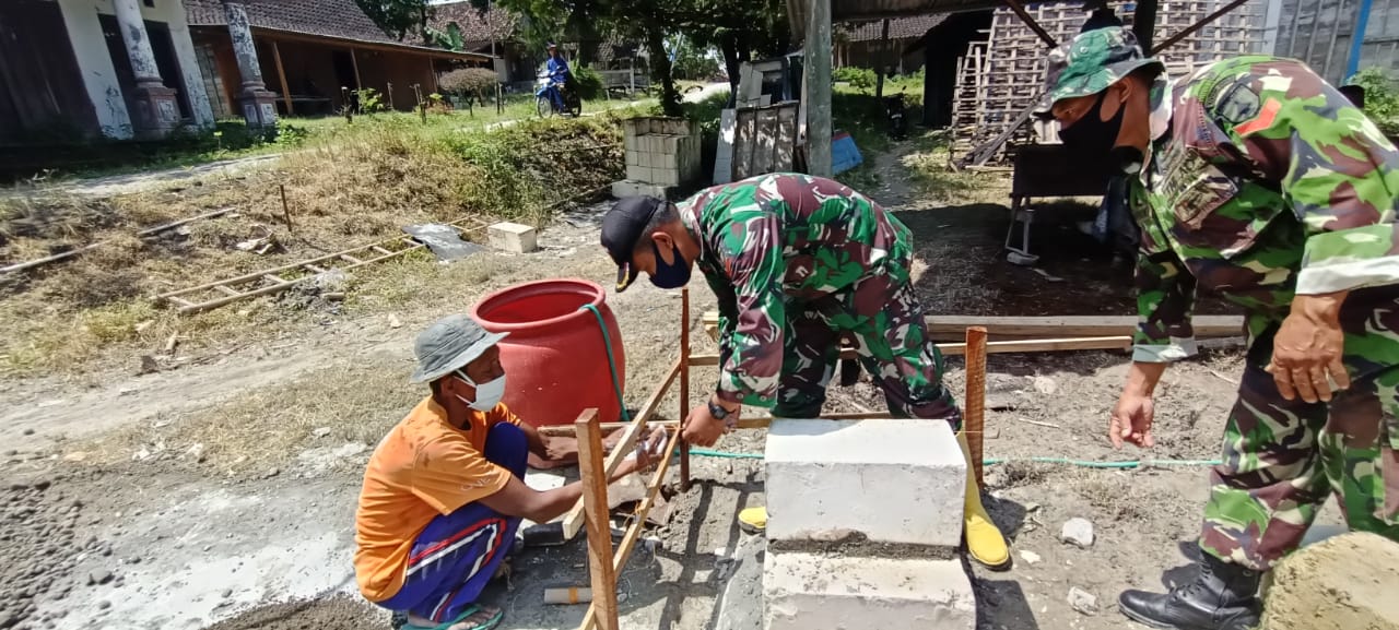 TNI Dan Warga Gotong Royong Bangun Rumah Warga Sasaran TMMD Bojonegoro