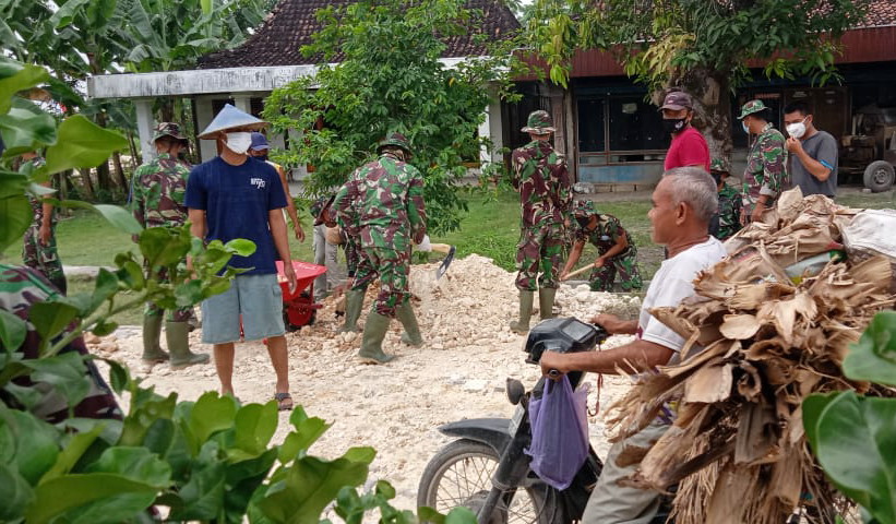 Bersama Warga, Satu Pleton TNI Di Bojonegoro Ratakan Pedel Jalan
