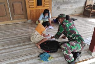 Cegah Covid-19, Satgas TMMD Kodim Bojonegoro Bantu Anak-Anak Belajar Secara Daring
