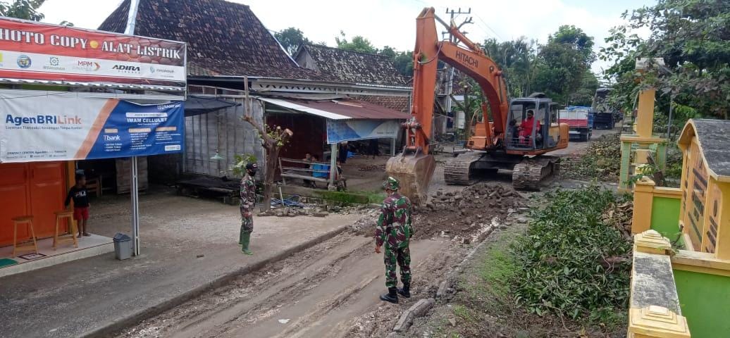TMMD Kodim Bojonegoro Bongkar Paving Pembangunan Jalan Beraspal