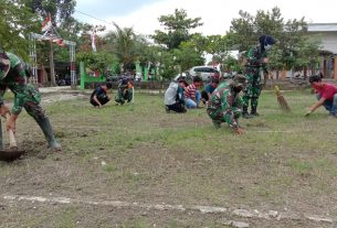 Pemuda Ngrancang, Bersama Satgas TMMD Kodim Bojonegoro Kerja Bakti Bersihkan Lapangan Volli