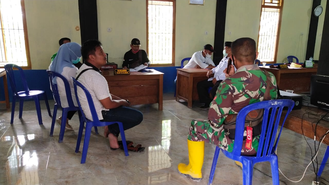 TMMD Kodim Bojonegoro, Satgas Sosialisasikan Program KB Ke Perangkat Desa Jatimulyo