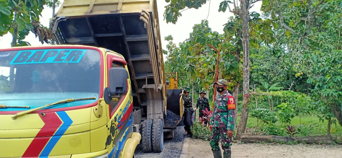 Pengaspalan Jalan Desa, Satgas TMMD Kodim Bojonegoro Lakukan Pengawalan