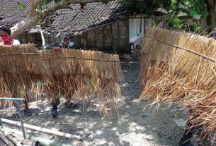 Perbaiki Atap Poskamling, Satgas TMMD Kodim Bojonegoro Bersama Warga Gotong-Royong