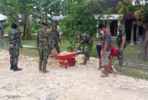 TMMD Kodim Bojonegoro, TNI Dan Masyarakat Timbun Jalan Dengan Pedel