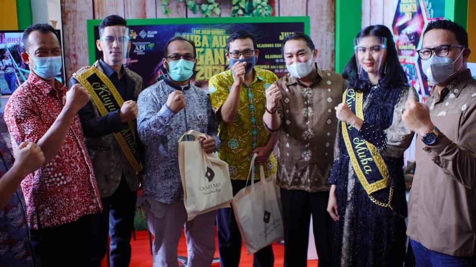 Sang Inovator Gambo Muba Hj. Thia Yufada Dodi Reza mengungkapkan merasa senang dan bangga karena produk unggulan Kab. Muba berhasil menarik perhatian juri dan warga Kota Bandung.