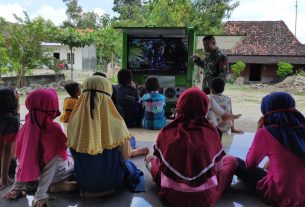 Beri Hiburan Mendidik, Satgas TMMD Bojonegoro Putarkan Bioskop Keliling
