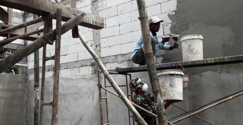 TMMD Bojonegoro Di Tambakrejo, Satgas Kerjakan Sasaran Plester Dinding Gedung SDN Ngrancang
