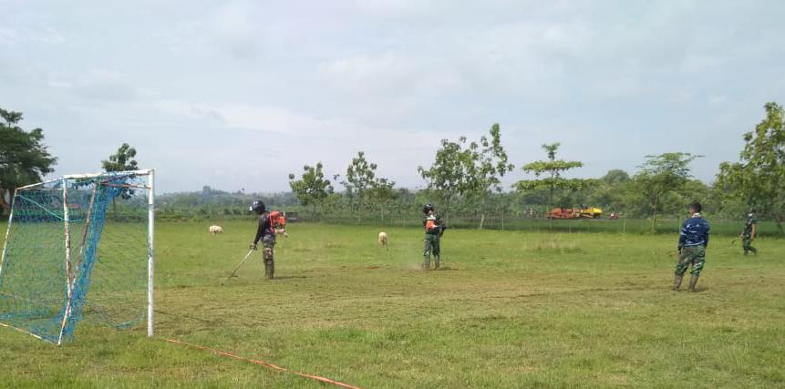 Percantik Sarana Olahraga, Satgas TMMD Bojonegoro Potong Rumput Lapangan Desa