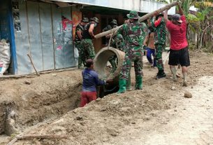 Masyarakat Gotong-Royong Angkat Gorong-Rorong Bersama Satgas TMMD Bojonegoro