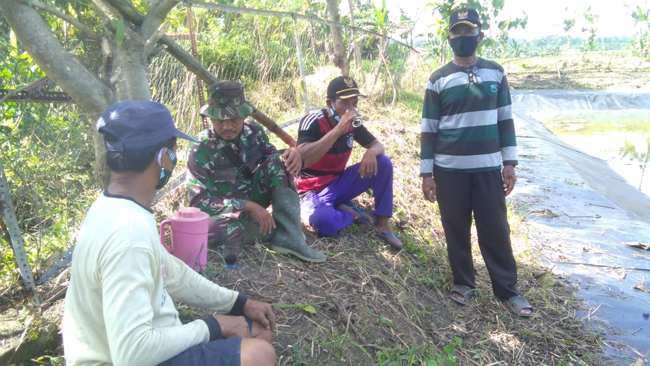 Bersama Masyarakat Jatimulyo, Satgas TMMD Bojonegoro Karya Bakti Bersihkan Embung Desa