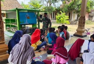 Cerdaskan Generasi Muda, Satgas TMMD Bojonegoro Bantu Anak-Anak Belajar Kelompok
