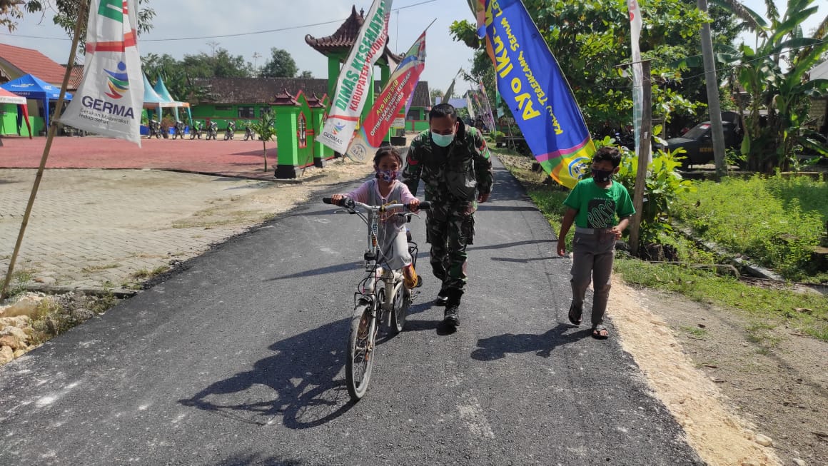 Gunakan Jalan TMMD Bojonegoro, Anak Ngrancang Belajar Naik Sepeda Bersama Satgas