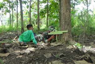 Bermain Tembak-Tembakan, Satgas TMMD Bojonegoro Ajari Anak Menjadi TNI