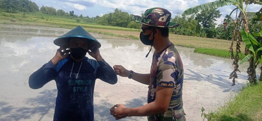 Kopda Anang Berikan Masker Kepada Petani Tambakrejo