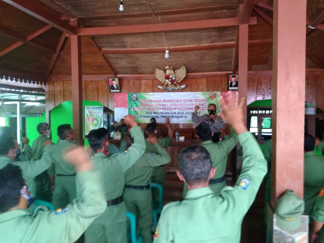 TMMD Kodim Bojonegoro, Kapolsek Tambakrejo Memberikan Pengarahan Linmas Desa Ngrancang