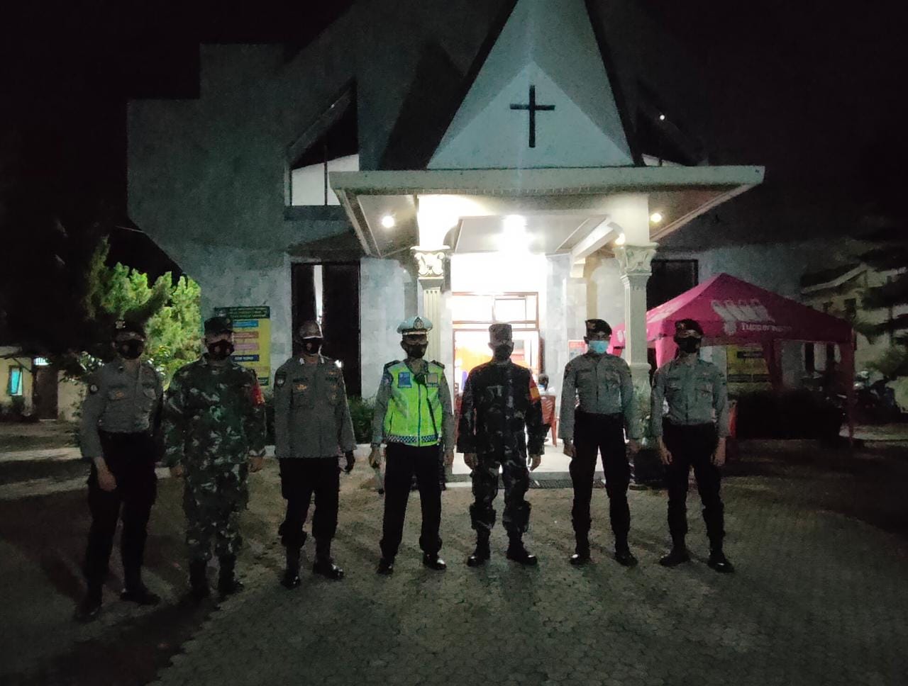 Sejumlah personel Babinsa bersama kepolisian melaksanakan pengamanan umat kristiani