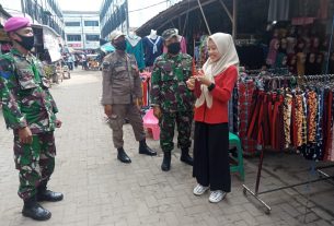Pelda Ardinudin dan sejumlah personel Gugus Tugas Terapkan protokol kesehatan di Pasar Panjang