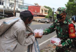 Mayor Inf Sutoto Pimpin Kegiatan Sosial Membagikan Takjil Dan Masker