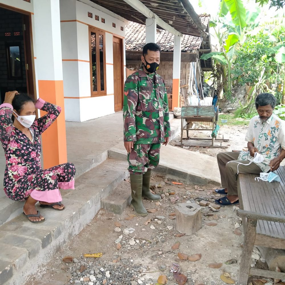 Anggota TNI Bagi Masker Meski Dalam Kesibukan Rangkaian Kegiatan TMMD Di Desa Tamansari