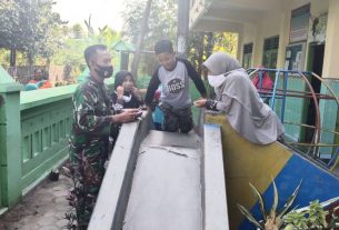 Anggota TNI Jalin Keakraban Dengan Anak-anak
