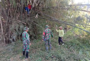 Keperluan Renovasi Rumah, Satgas TMMD Kodim Pati Memotong Bambu Bersama Warga