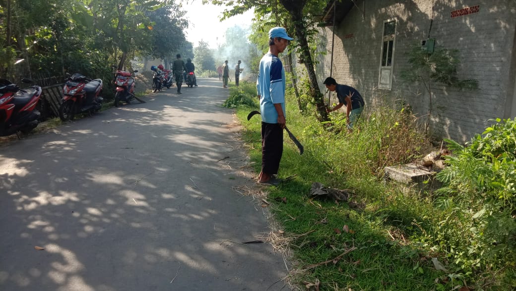 Kerja Bakti Bersihkan Jalan Desa
