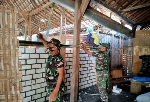 Pra TMMD, Satgas Pasang Dinding Batako Rumah Ibu Sutinah