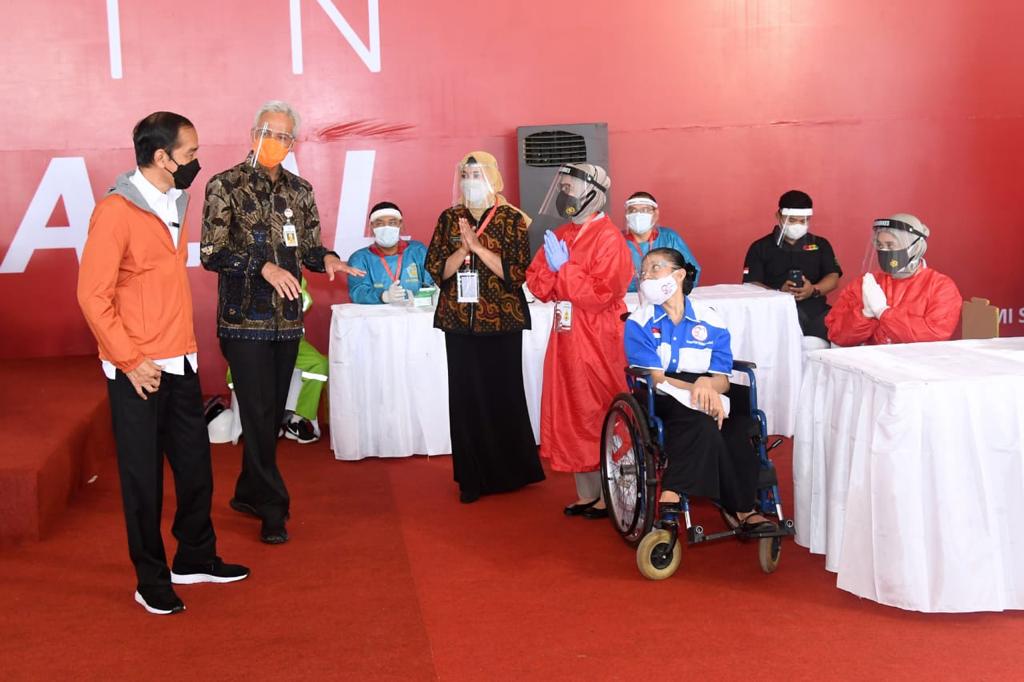 Presiden Tinjau Vaksinasi Bagi 1.000 Orang di Pelabuhan Tanjung Emas, Semarang