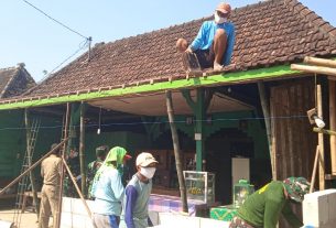 Rumah Mudadi Baru Saja Dibongkar Bagian Depan Oleh Satgas TMMD