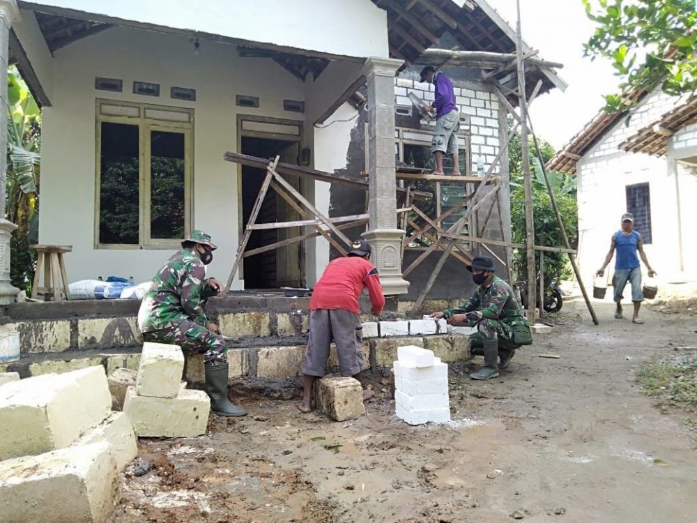 Satgas TMMD Pasang Batu Hebel Untuk Teras Rumah Ahmad Bakri