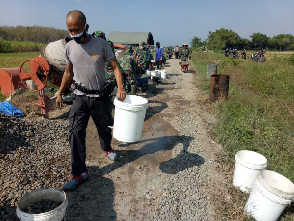 Sinergritas TNI-Polri Dalam Melaksanakan Tugas TMMD Desa Tamansari Terus Terjaga