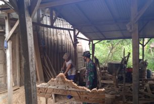 Sunari Salah Satu Pengrajin Mebel Di Desa Tamansari