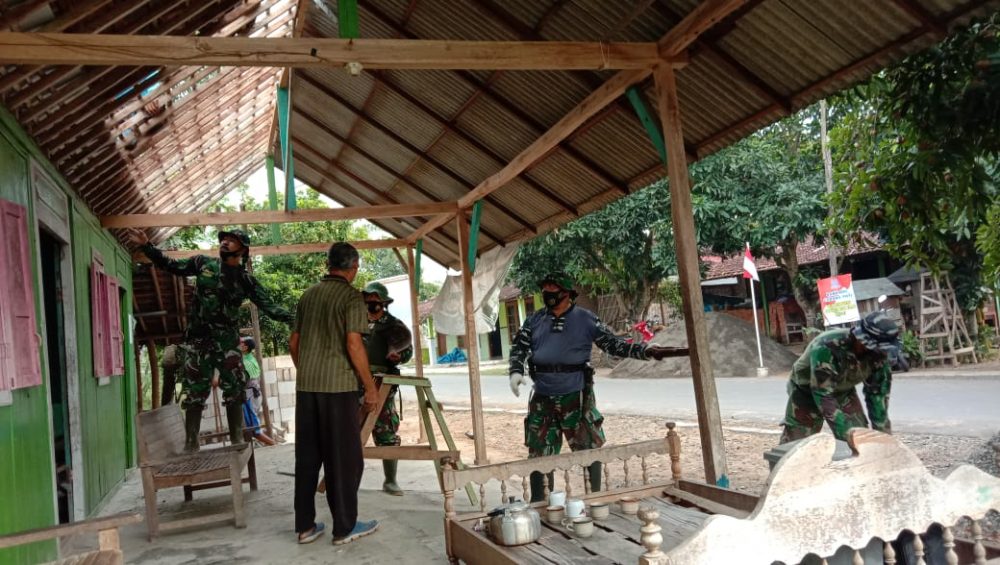 TNI Bersama Warga Tamansari Estafet Turunkan Atap Genteng Rumah Mudadi