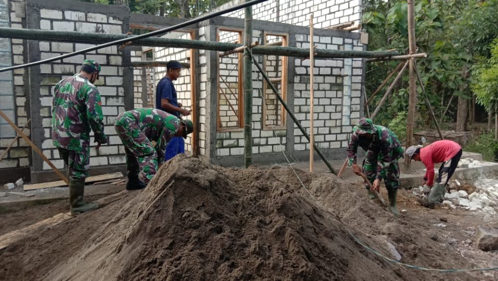 TNI Bersama Warga Tamansari Bekerja Dengan Maksimal di RTLH