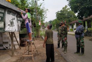 TNI Dan Warga Bongkar Atap Rumah Mudadi