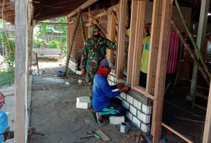 TNI Pasang Kusen Pintu dan Jendela Rumah Warga Tamansari
