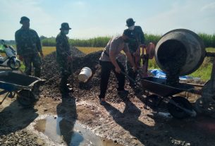 TNI-Polri Juga Bersinergi Dalam Kegiatan Betonisasi Jalan Di Desa Tamansari