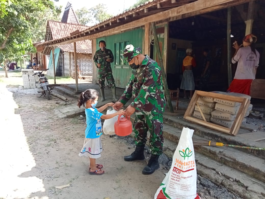 Tentara Menjadi Idola Bagi Anak-Anak Di Lokasi TMMD Desa Tamansari.