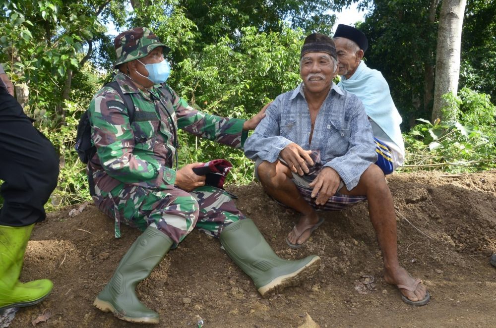 Potret Keakraban TNI Dan Warga Desa Baringeng TMMD 111 Makin Erat