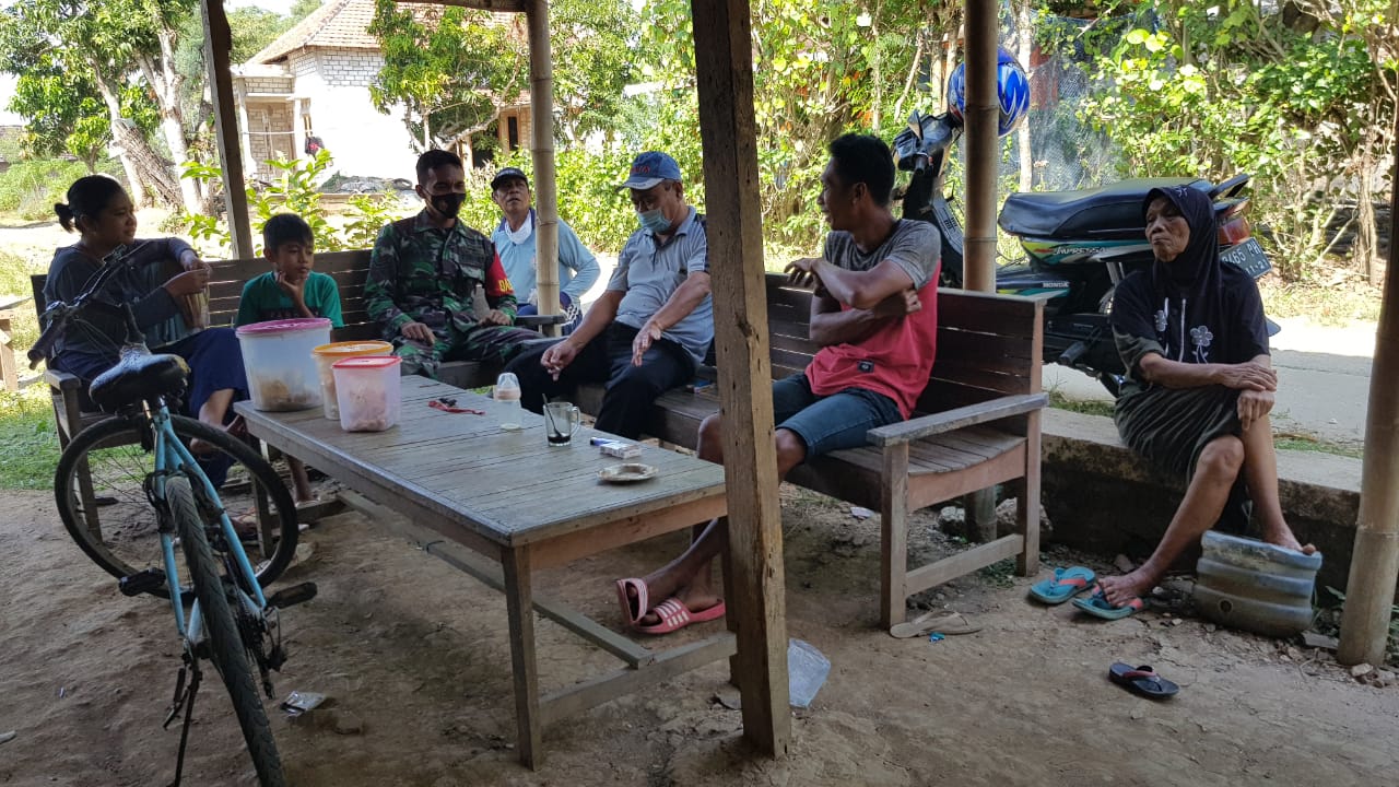 Komsos Di Sela-sela Istirahat Kegiatan, Babinsa Rutin Ingatkan Warga Jaga Protokol Kesehatan Di Lokasi Sasaran Fisik