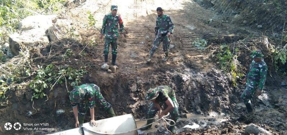 Anggota Satgas TMMD Kejar Target Dalam Pembangunan Desa Baringeng