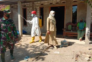 Babinsa Pendampingan PMI Melaksanakan Penyemprotan Disinfektan di Lokasi TMMD Desa Tamansari